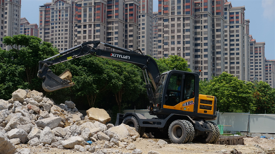 Banyak Proyek Terkendala Mobilitas Alat. Ini Perbedaan Excavator Roda Xinyuan vs Excavator Track.
